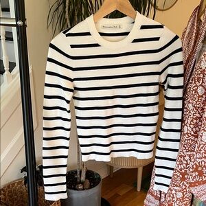 Abercrombie & Fitch Women's Navy Blue and White Striped Sweater XS